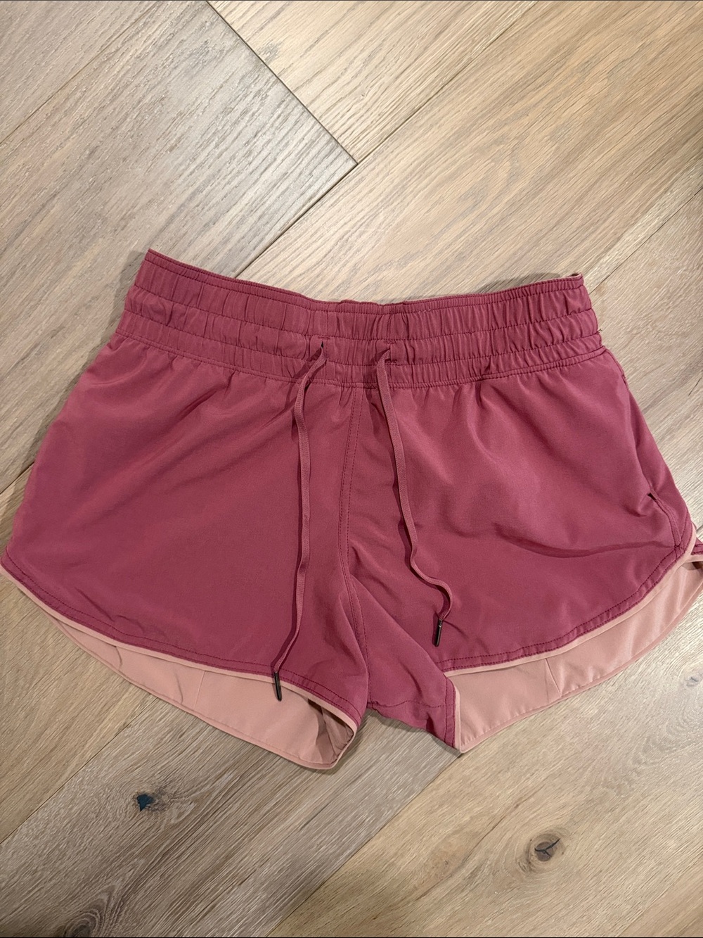 lululemon Reversible Mid Rise 2.5 inch hotty hot Shorts